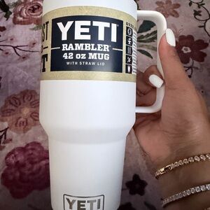 NWT YETI White 42oz Rambler w/handle